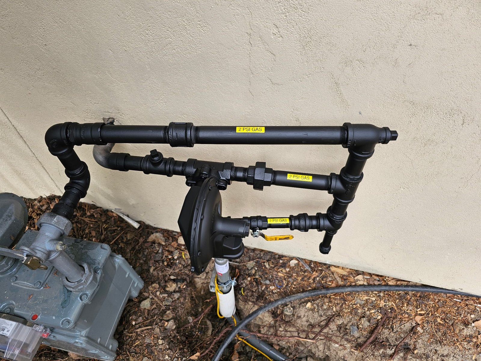 Two PSI gas manifold with labeled black iron piping